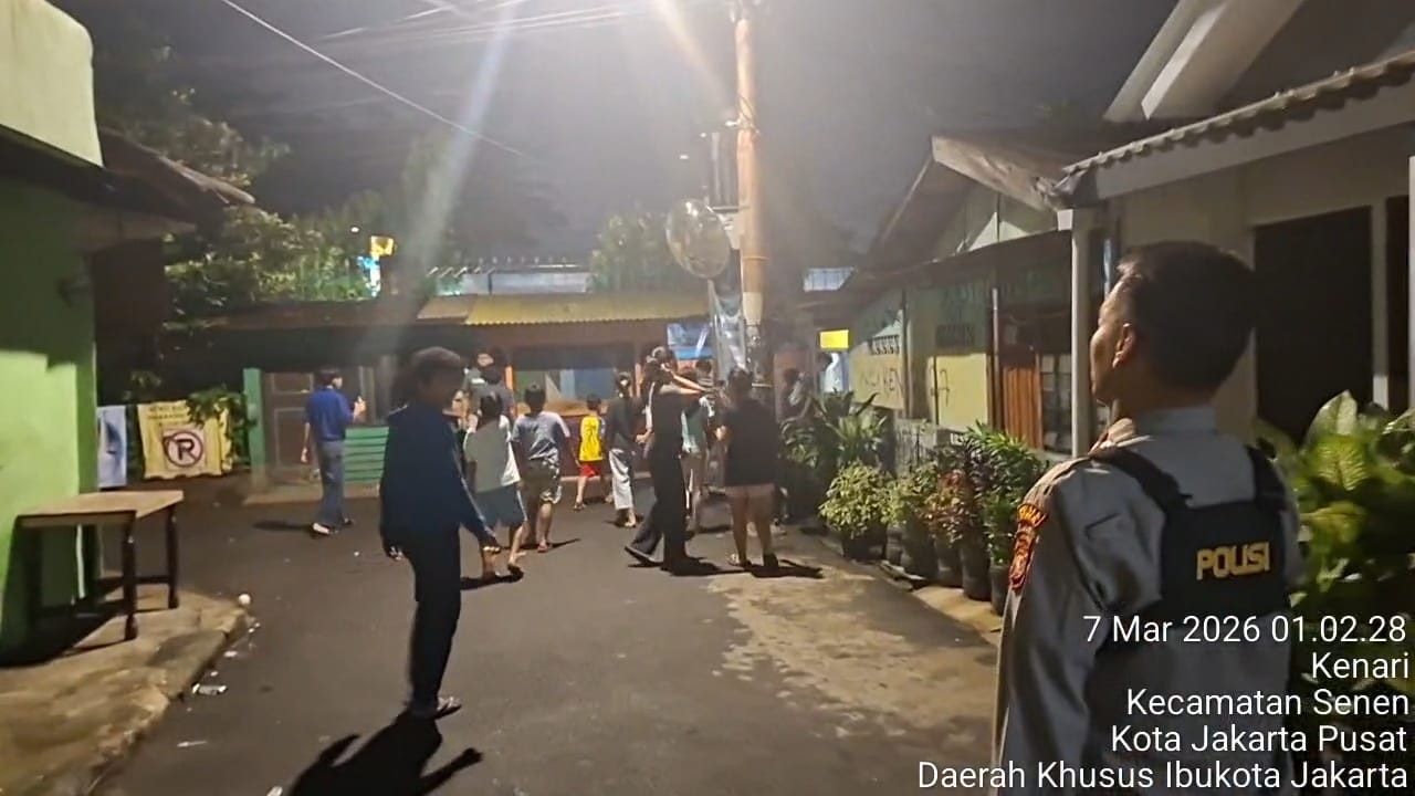 Polisi Bubarkan Anak-anak yang Bermain Bola di Jalan Kenari I Saat Patroli Menjelang Sahur