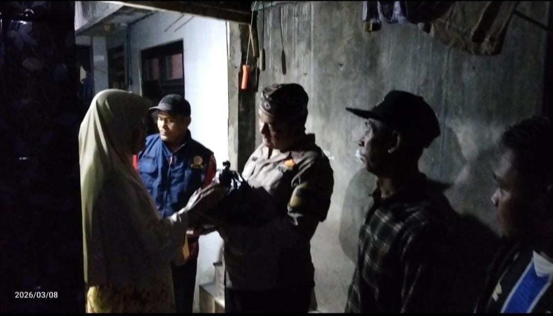 Bhabinkamtibmas Menteng Salurkan Sembako Untuk Janda Tua dan Disabilitas di Bulan Ramada