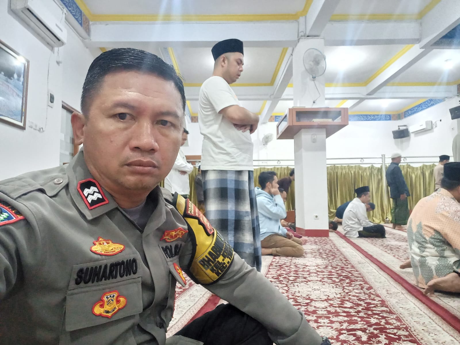 Pererat Silaturahmi dengan Warga, Bhabinkamtibmas Kebon Kacang Sholat Subuh Berjamaah di Masjid Al Barokah