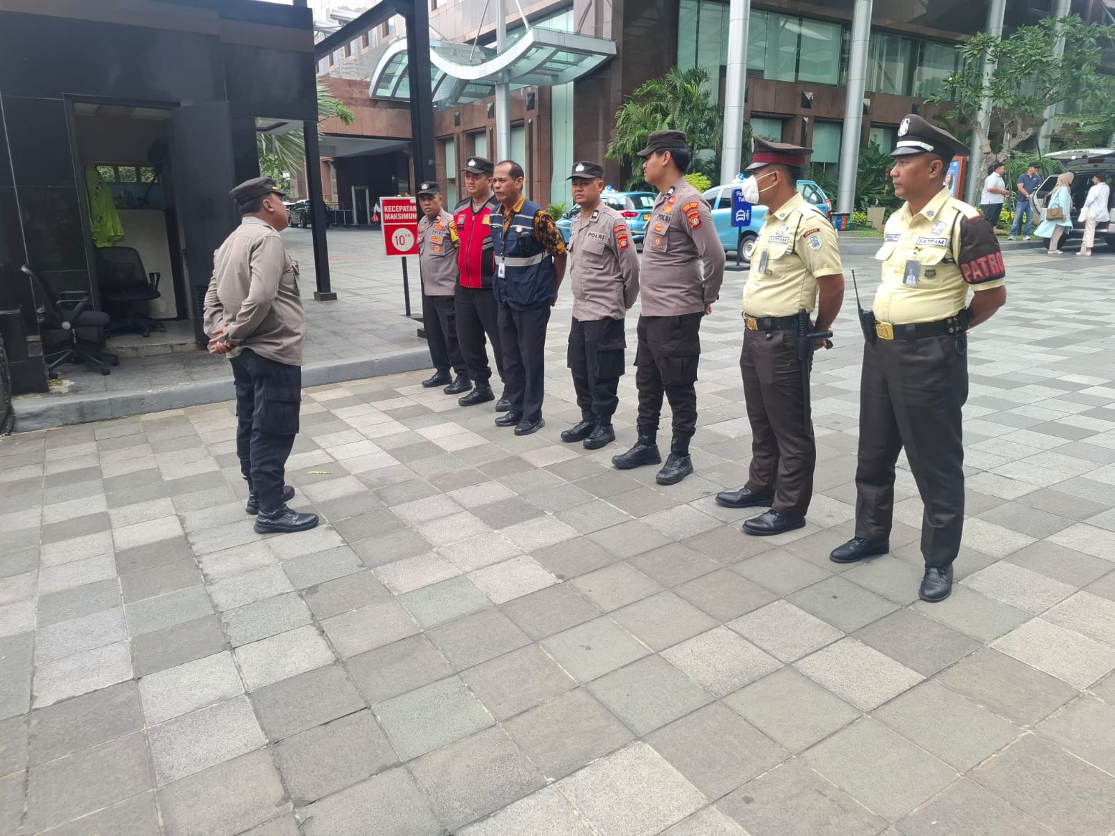Polsek Tanah Abang Gelar Apel Pelayanan Aksi Unjuk Rasa di Kantor Pusat Bank BRI