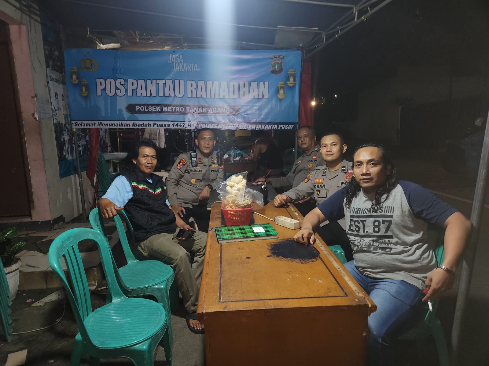 Polisi Siaga di Pos Pantau Ramadhan RW 09 Petamburan Antisipasi Tawuran Menjelang Sahur Malam Ke-22