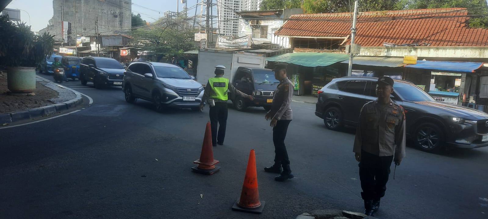 Cegah Kepadatan Kendaraan, Personel Pos Pam Karet Bivak Lakukan Pengaturan Arus Lalu Lintas