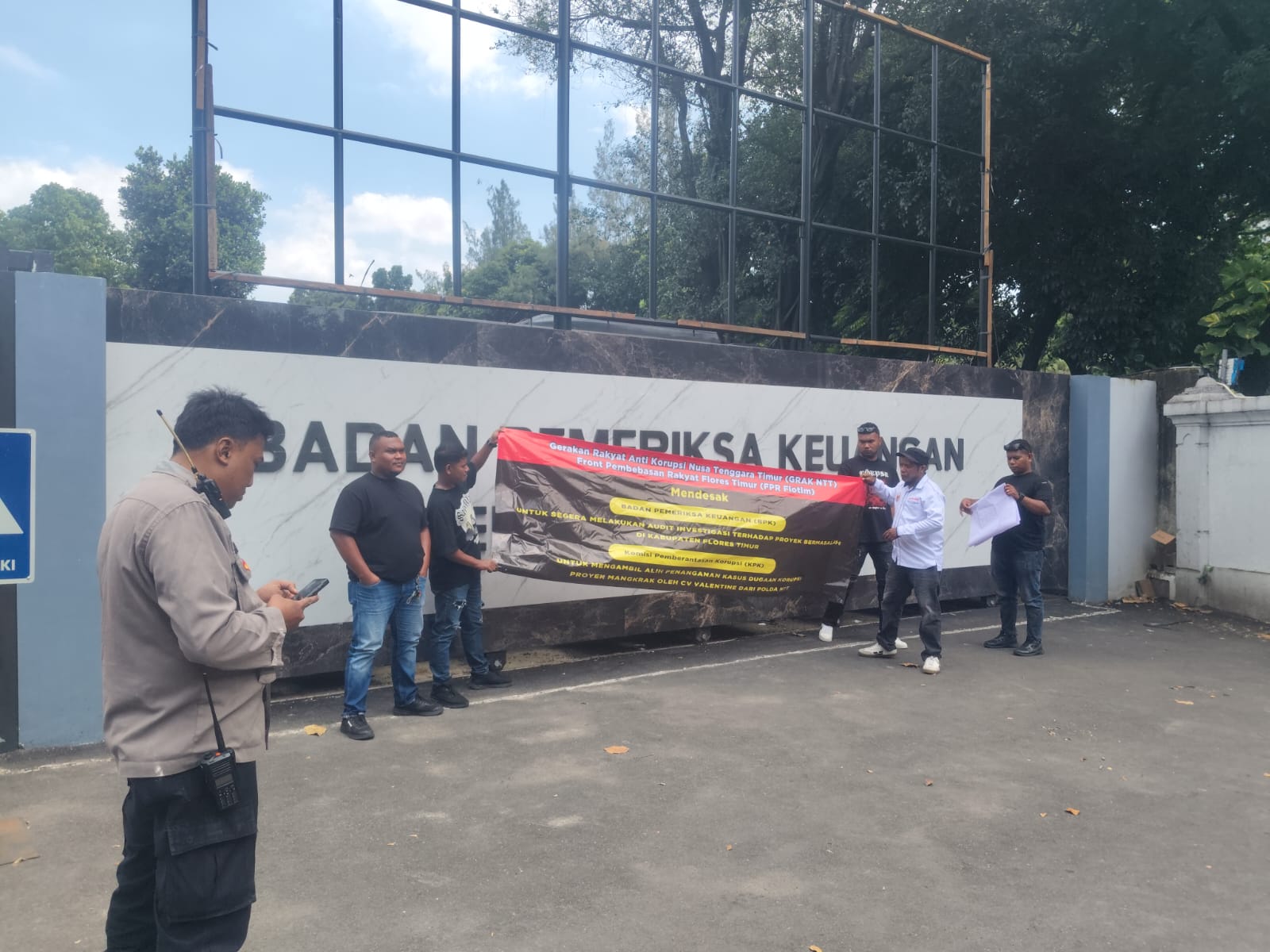 Polsek Metro Tanah Abang Amankan Aksi Unjuk Rasa GRAK NTT di Depan Kantor BPK RI