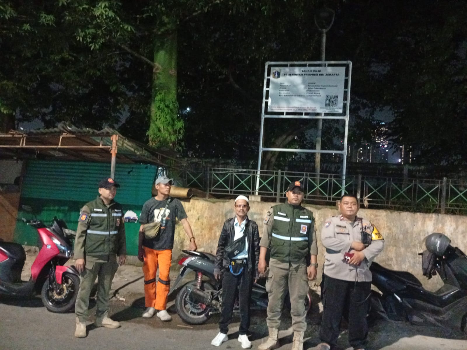 Bhabinkamtibmas Petamburan Bersama Tiga Pilar Antisipasi Gangguan Kamtibmas Jelang Sahur Hingga Subuh