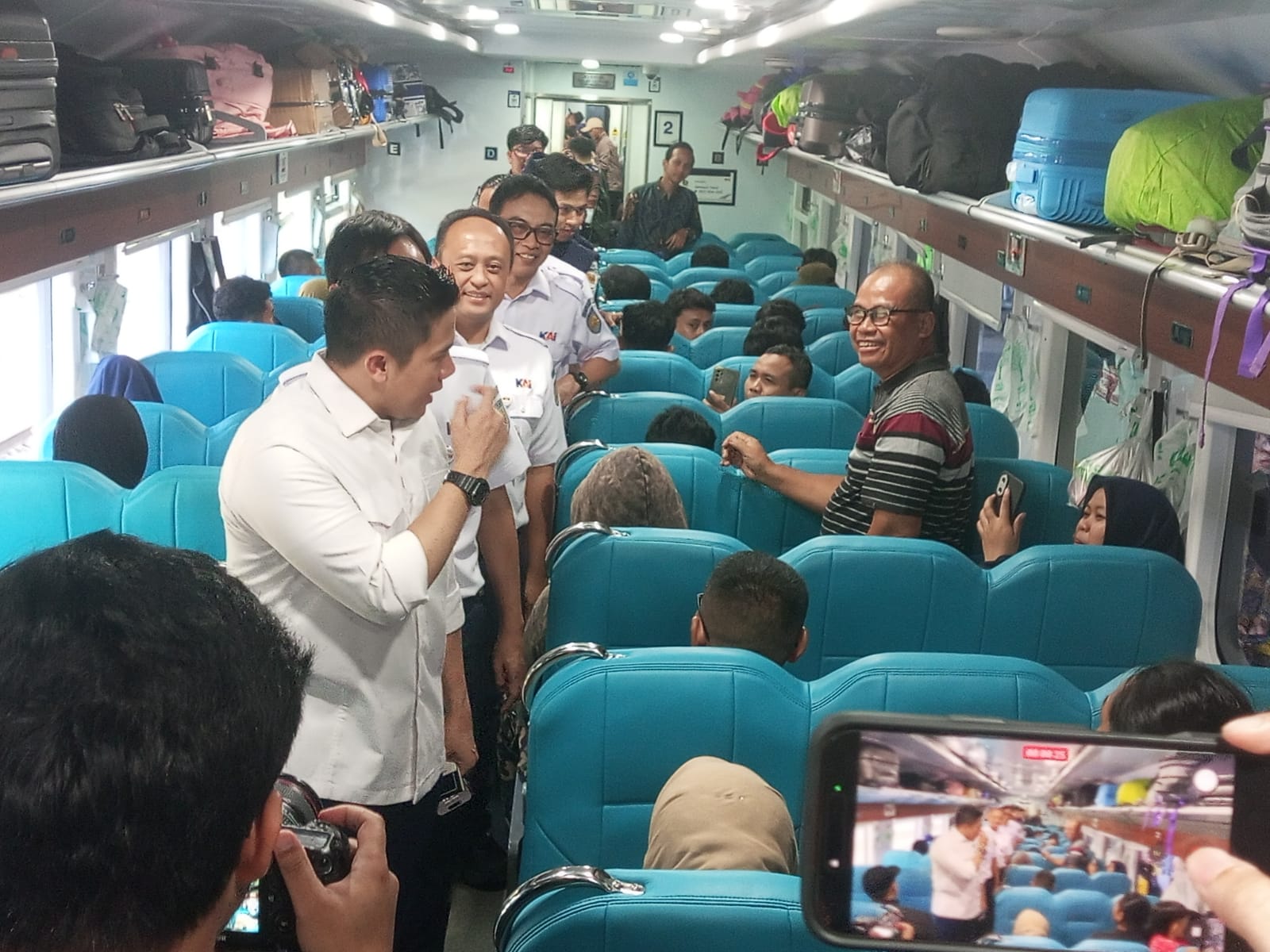 Seskab Teddy Indra Wijaya Lepas Keberangkatan KA PSE–Lempuyangan di Stasiun Pasar Senen