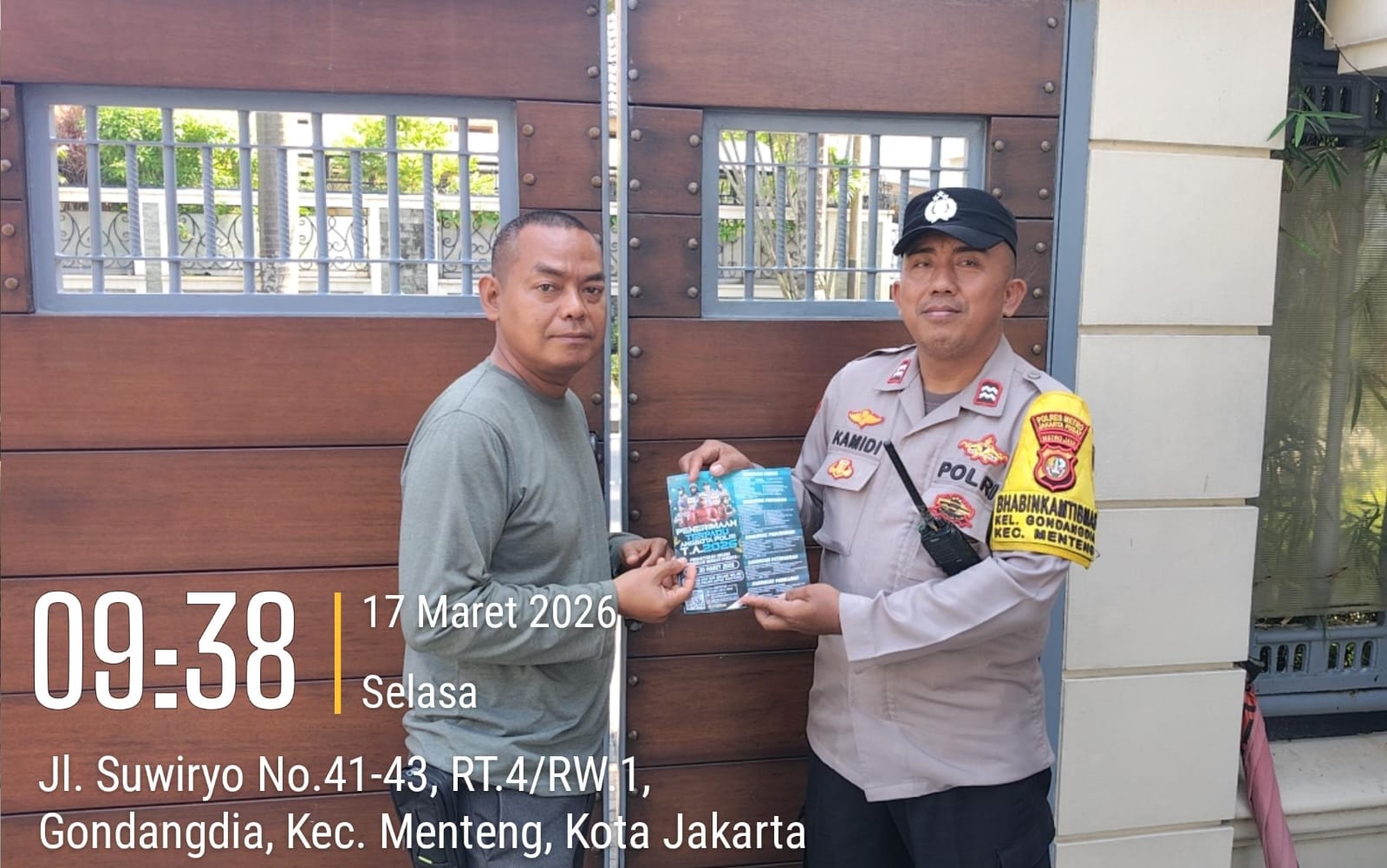 Polisi Sosialisasikan Rekrutmen Polri 2026, Ajak Warga Gondangdia Daftar Online