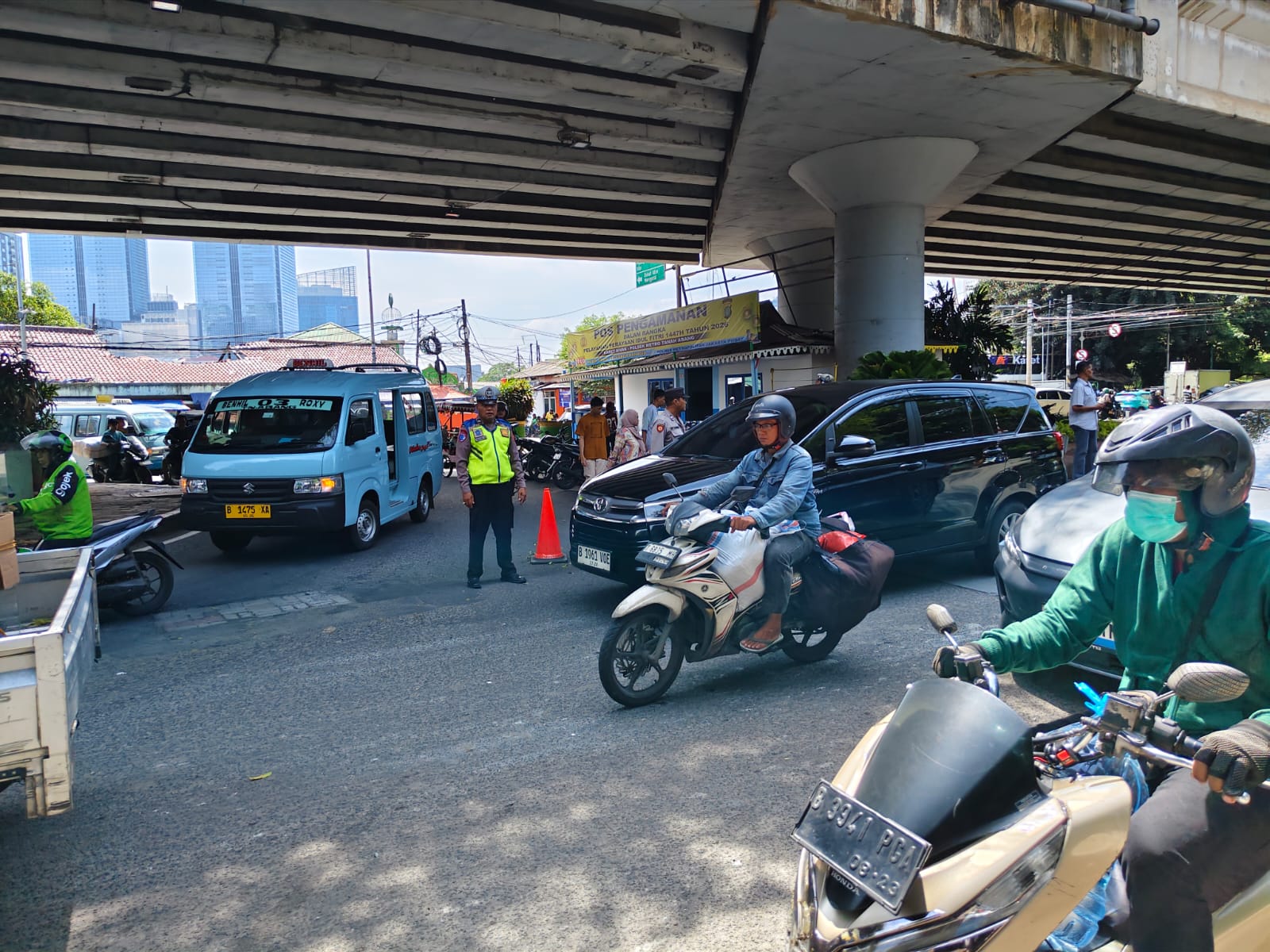 Antisipasi Kepadatan, Polisi Atur Lalu Lintas di Pospam Karet Bivak Siang Hari