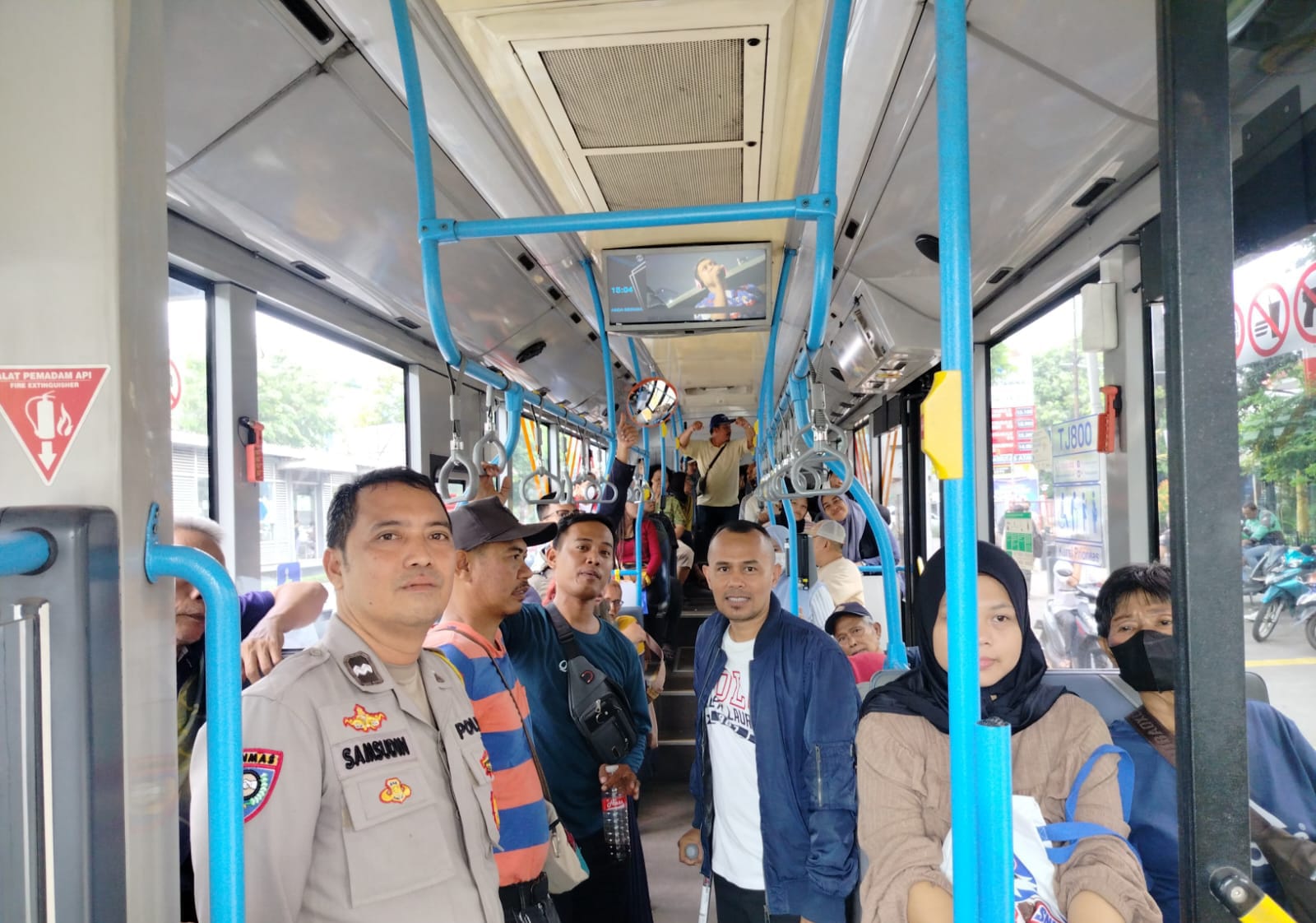 Polisi Dampingi Ratusan Warga Kwitang Ikuti Pembagian Sembako Presiden di Monas