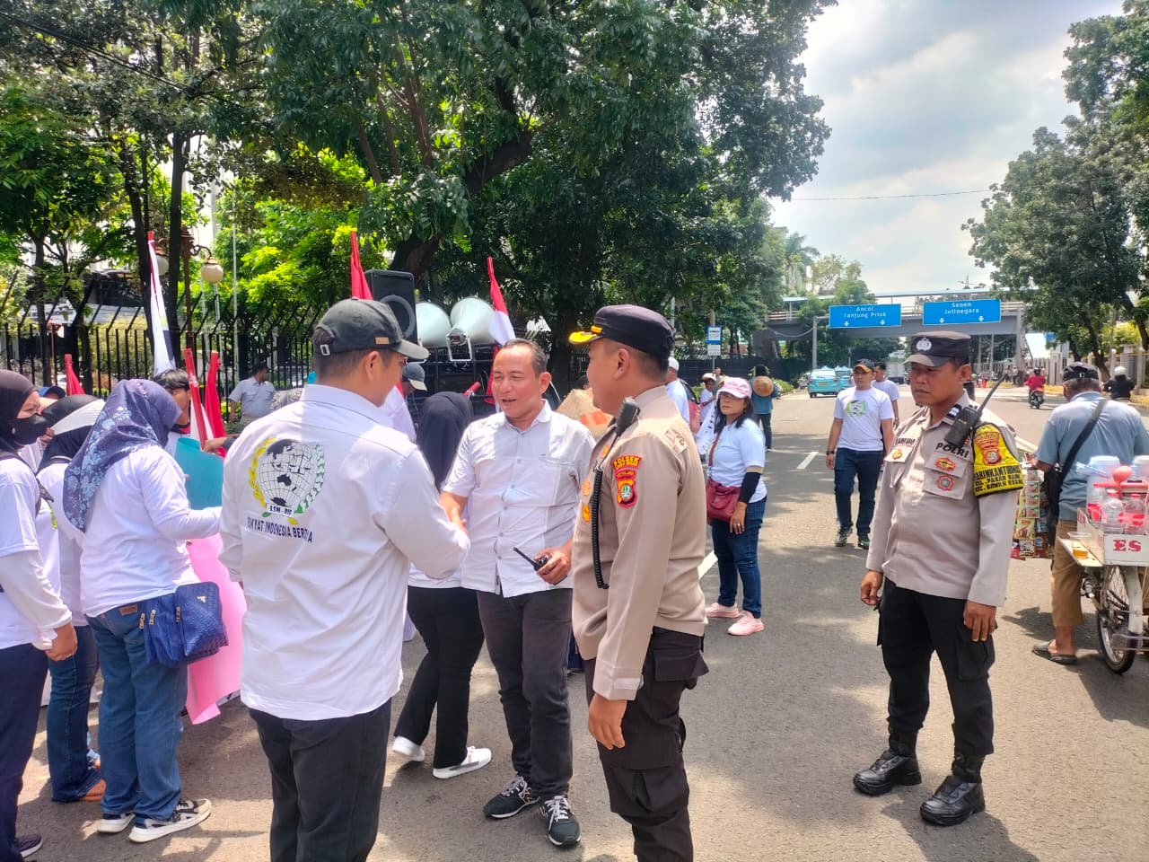 Pelayan Humanis Polri Dalam Aksi Unjuk Rasa di Kemenkeu” Kapolsek Sawah Besar Turun Langsung Di Lapangan