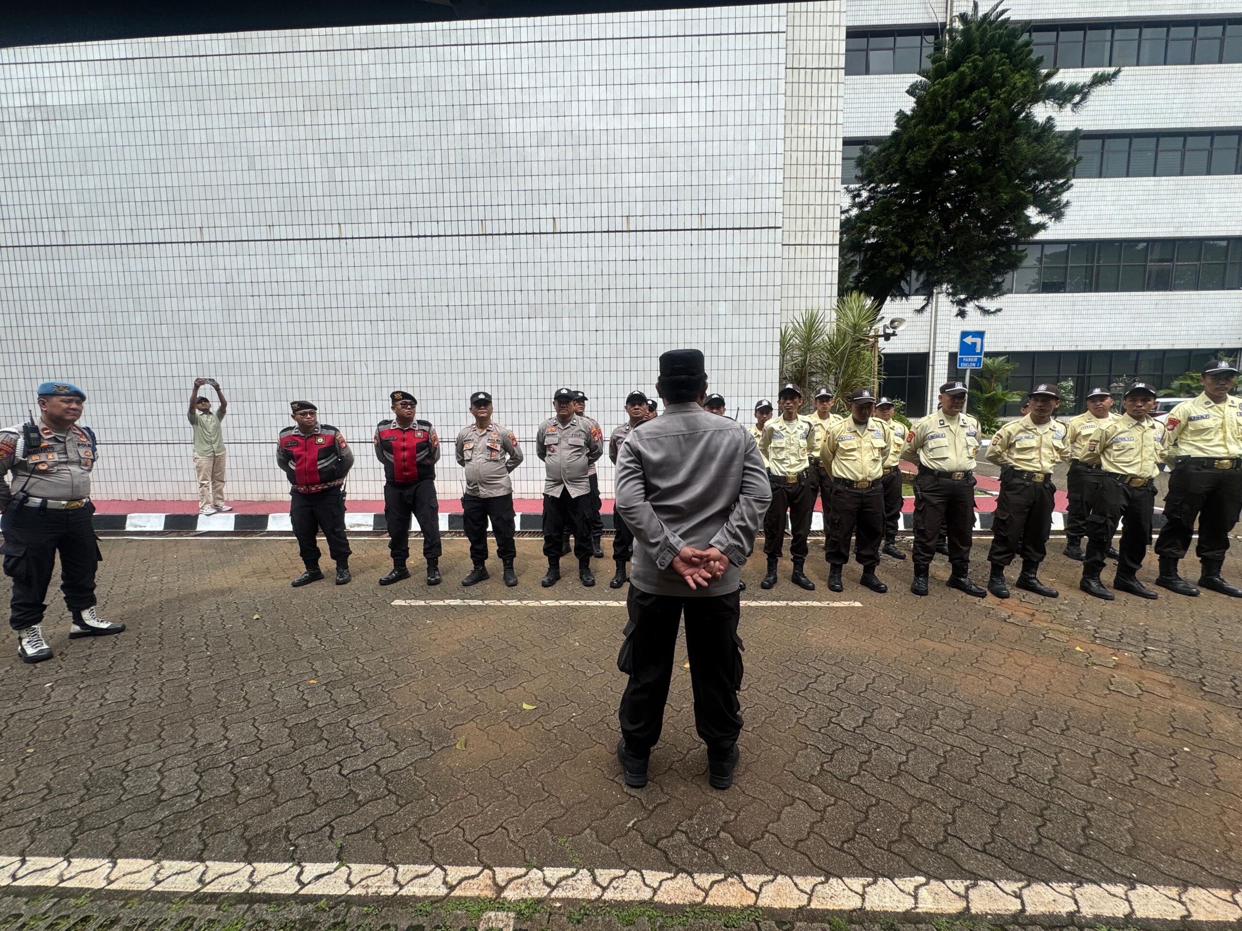 Polri Peduli Kesehatan, Bhabinkamtibmas Hadir Dampingi Posyandu Balita dan Lansia di Pasar Baru