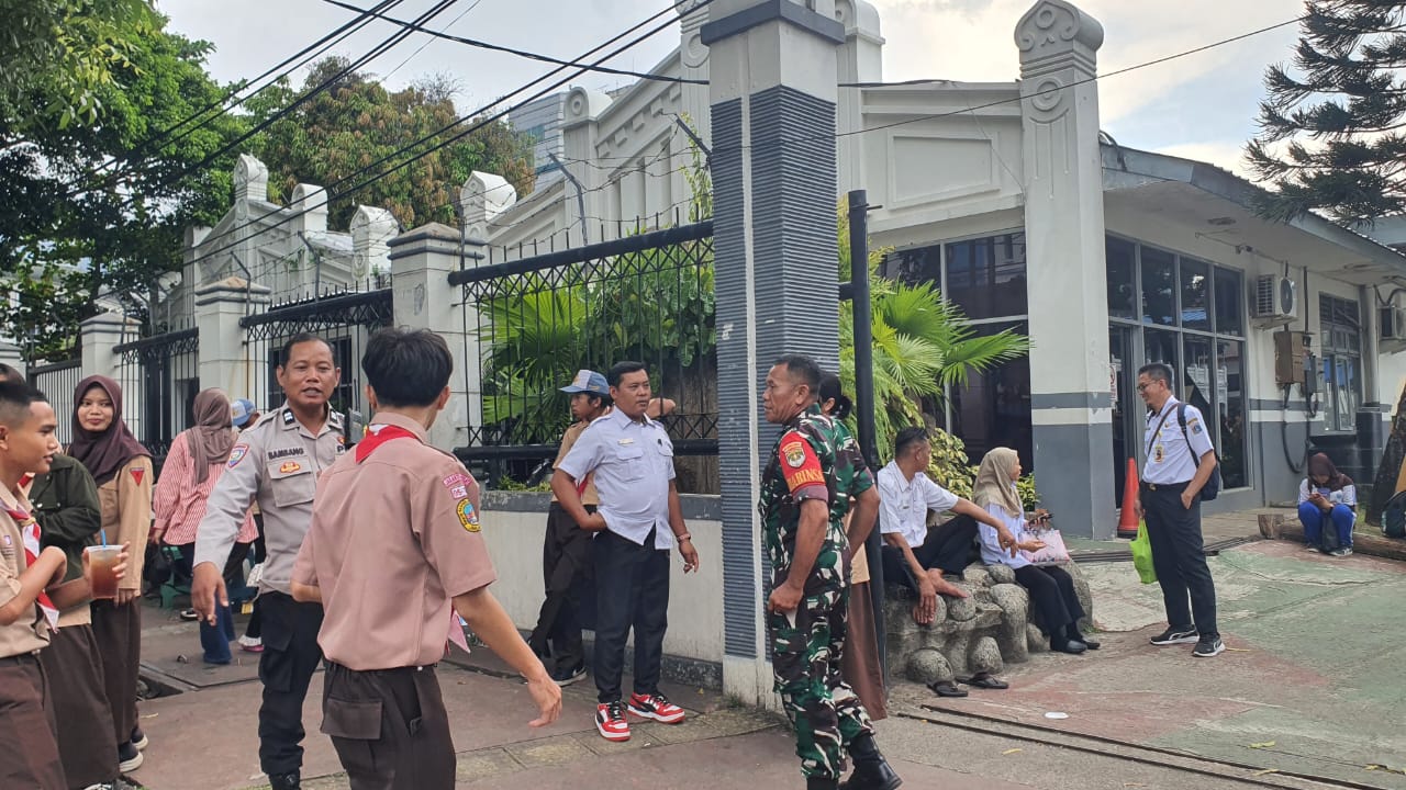 Cegah Tawuran Pelajar, Bhabinkamtibmas Sawah Besar Pantau Bubaran Sekolah di Pasar Baru