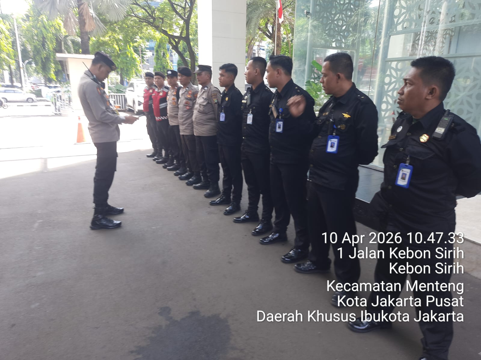 Polsek Metro Menteng Gelar Apel Pelayanan, Siaga Antisipasi Unras di Kantor BGN