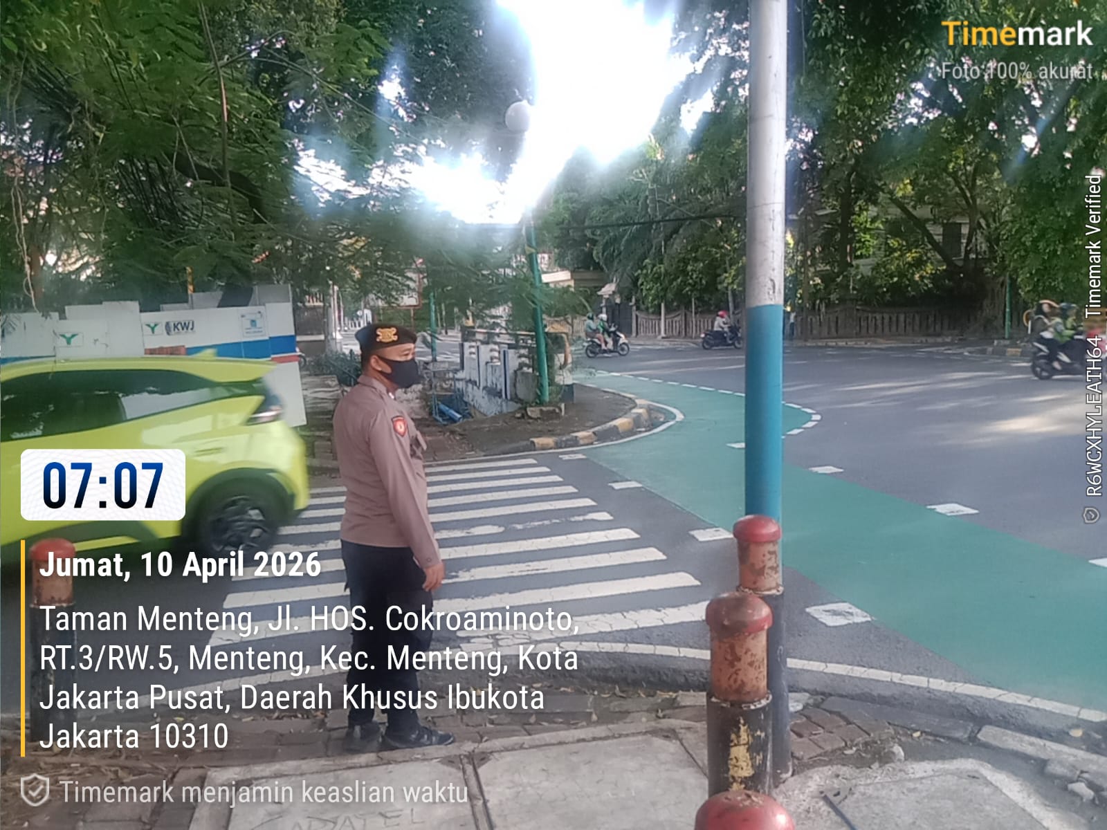 Personel Polsek Metro Menteng Kompak Urai Kepadatan Pagi di Tl Cokroaminoto