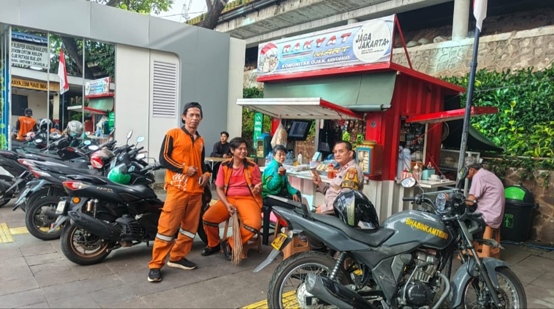Bhabinkamtibmas Menteng Pererat Silaturahmi Dengan Ojol, Ajak Jaga Kamtibmas Bersama
