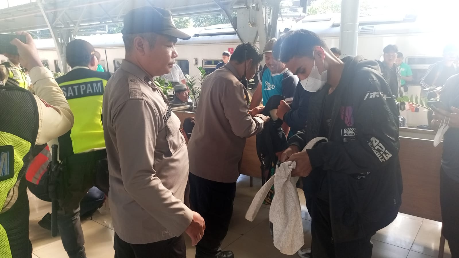 Pengamanan Suporter Persebaya di Stasiun Pasar Senen Berjalan Kondusif