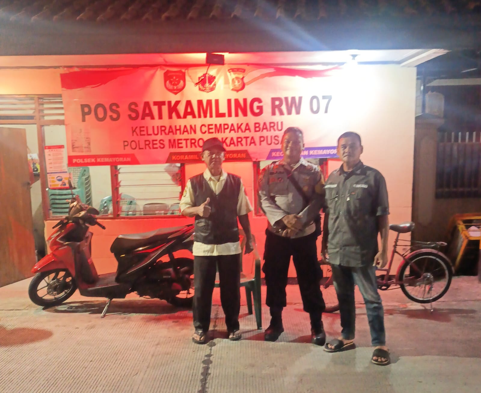 Bersama Warga Jaga Lingkungan, Polisi Cek Pos Satkamling di Cempaka Baru