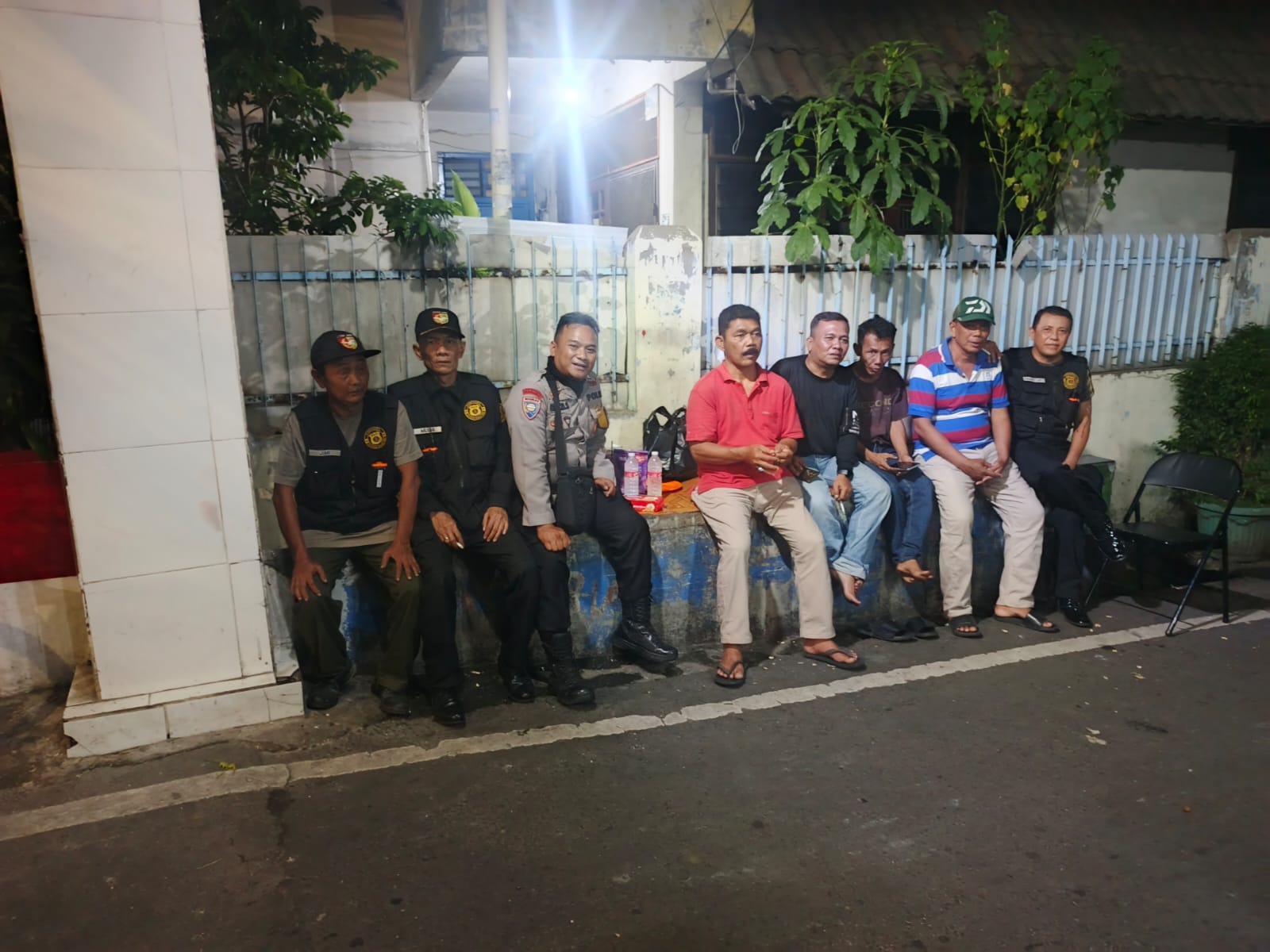 Menjaga Saat Warga Terlelap, Polisi Hadir di Pos Satkamling RW 01