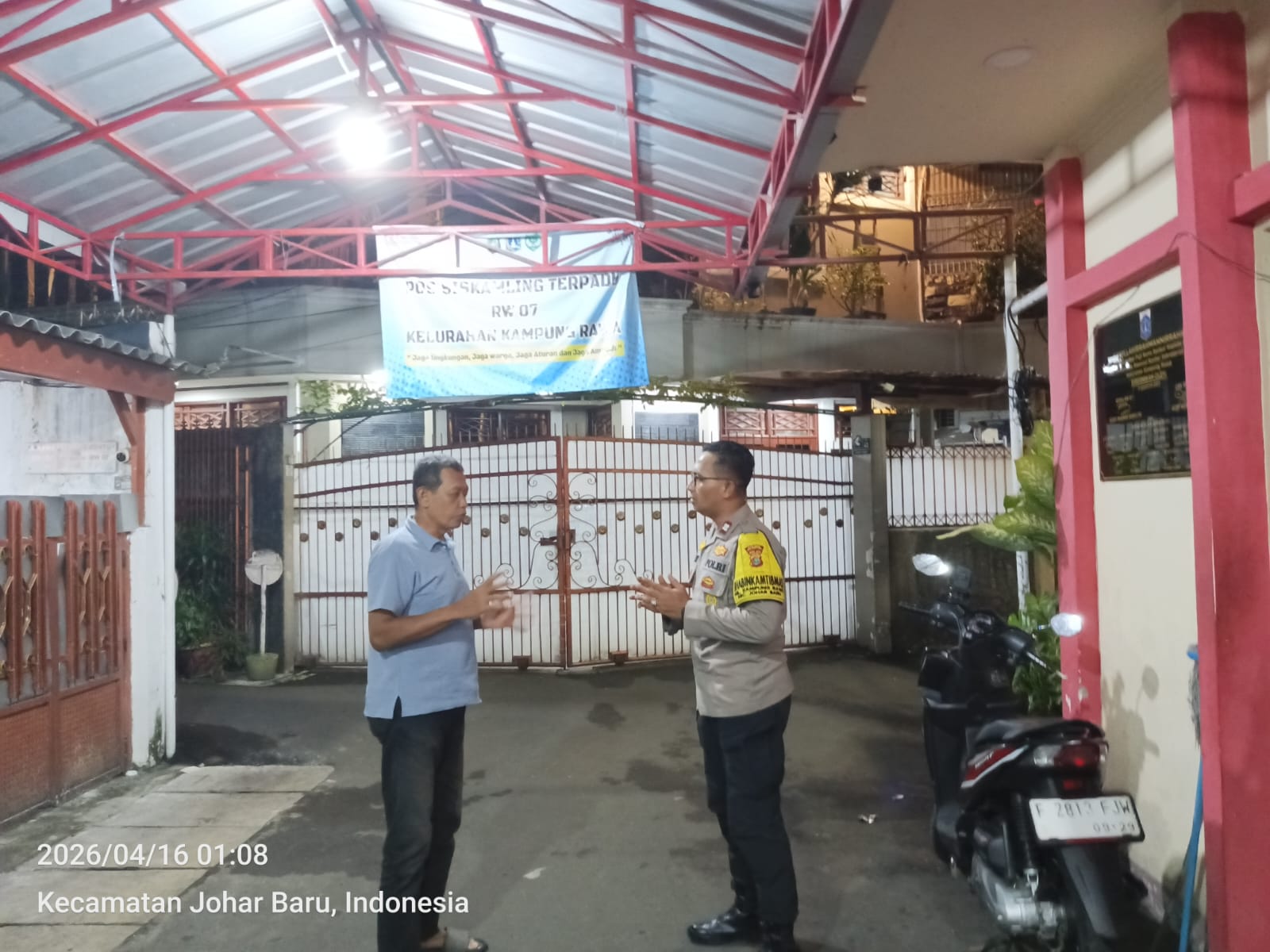 Dini Hari Disisir, Polisi dan Warga RW 07 Kampung Rawa Perkuat Satkamling Cegah Kejahatan