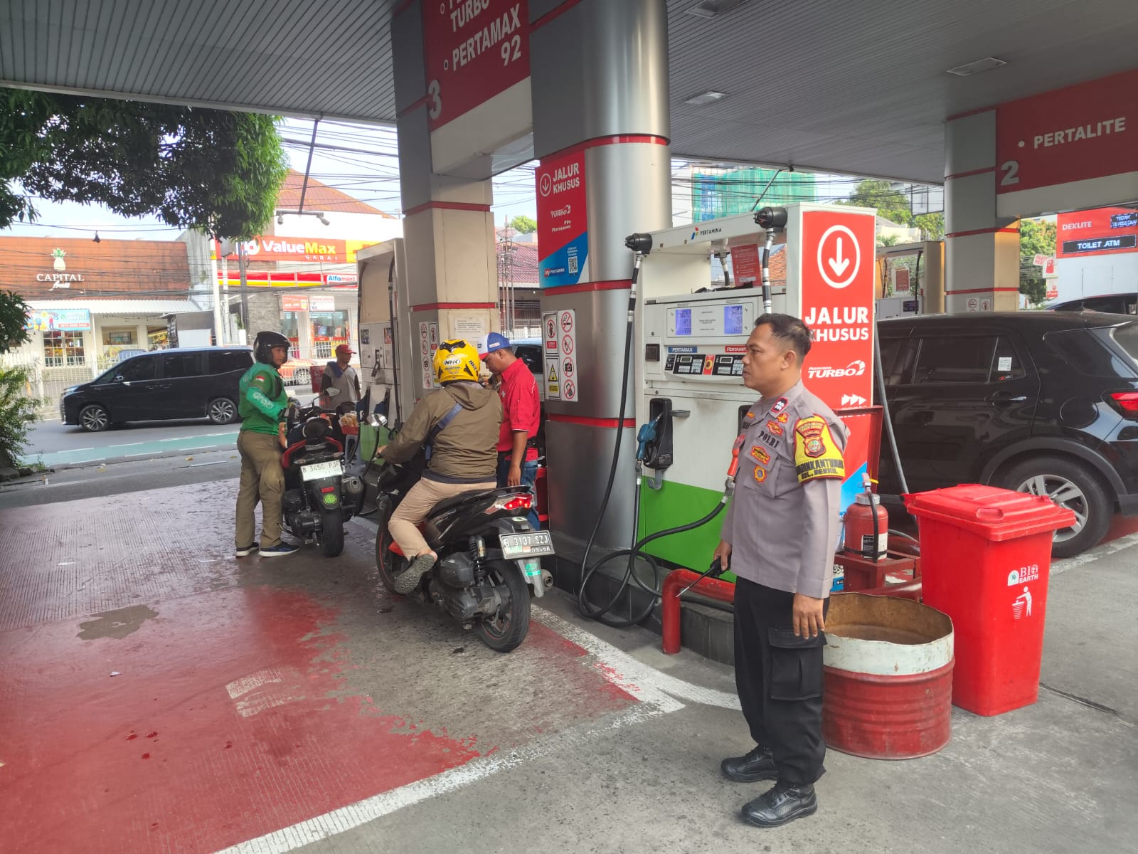 Pastikan Ketersediaan BBM, Bhabinkamtibmas Benhil Sambangi SPBU Penjernihan