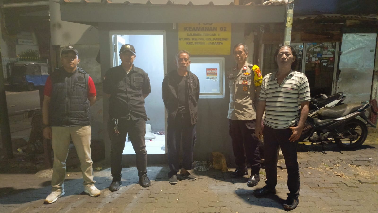 Patroli Dini Hari, Bhabinkamtibmas Paseban Sambangi Pos Kamling dan Ingatkan Warga Soal Keamanan