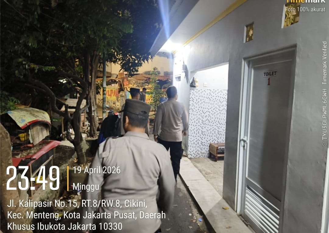Patroli Jalan Kaki di Kalipasir, Polsek Metro Menteng Jaga Kondusivitas Malam
