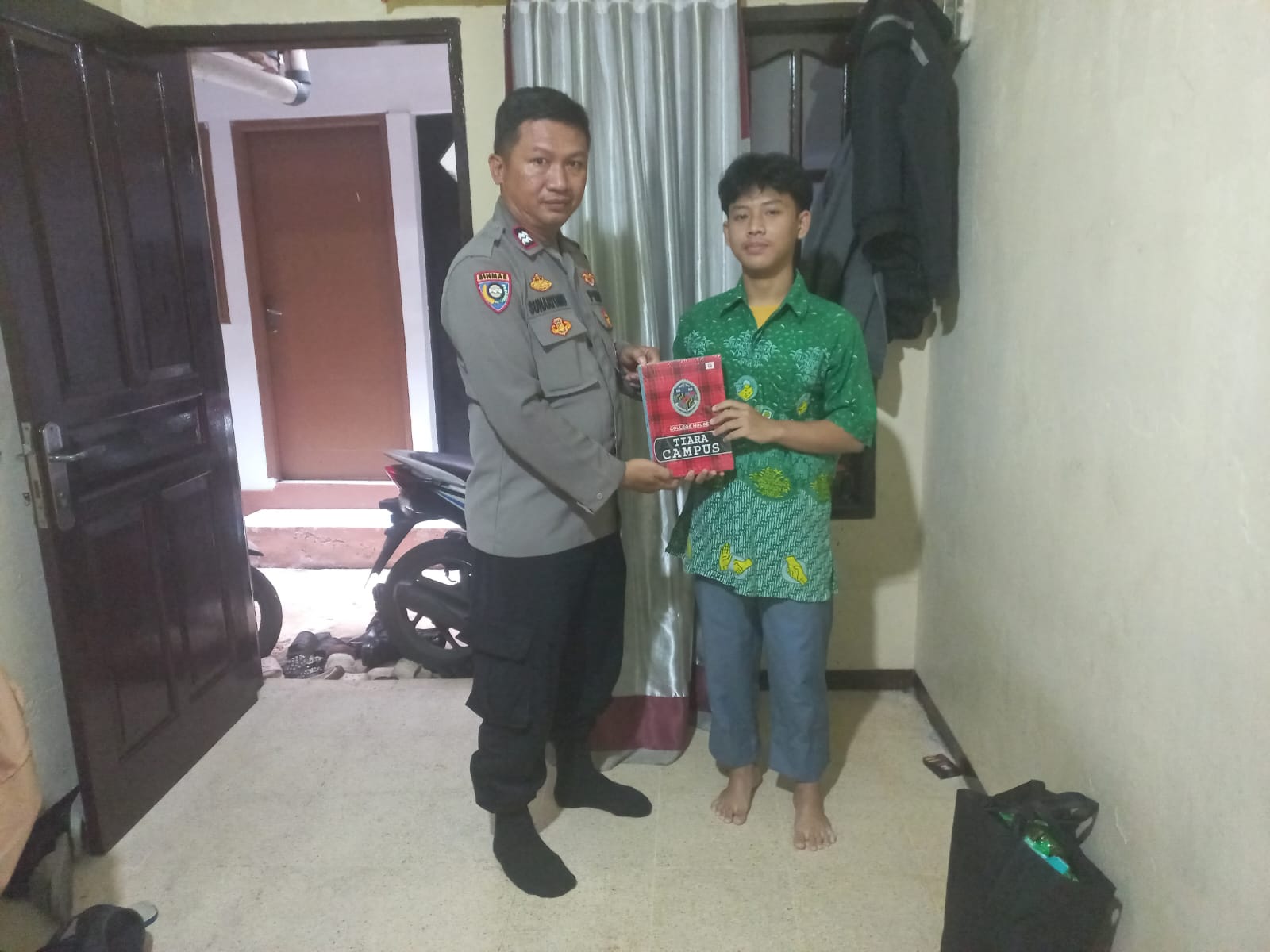 Polri Peduli Pendidikan, Siswa di Kebon Kacang Terima Bantuan Sarana Kontak