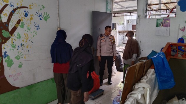 Bhabinkamtibmas Cempaka Putih Timur Sambangi Warga, Perkuat Silaturahmi dan Harkamtibmas