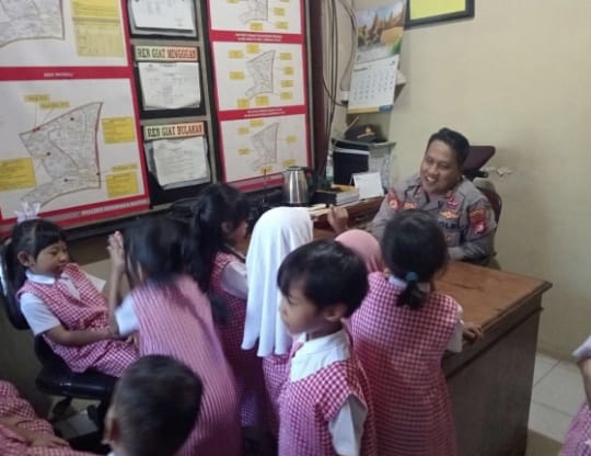 Polsek Cempaka Putih Terima Kunjungan Edukatif Anak TK, Kenalkan Tugas Polisi Sejak Dini