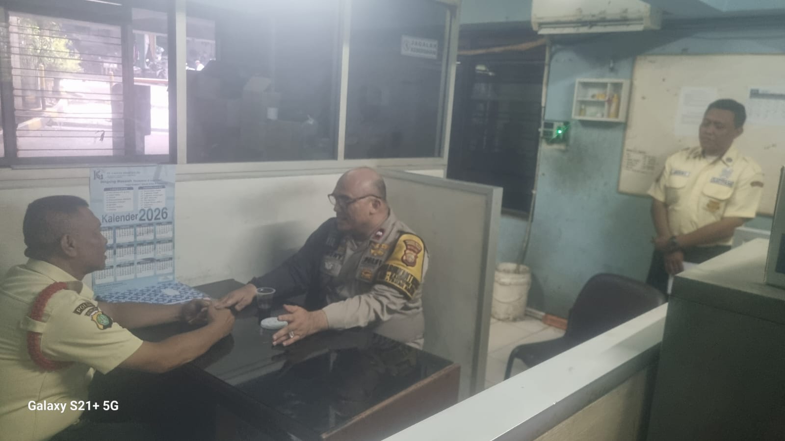 Bhabinkamtibmas Kampung Bali Laksanakan Patroli Dialogis Cooling System di Pasar Ex. Auri Tanah Abang