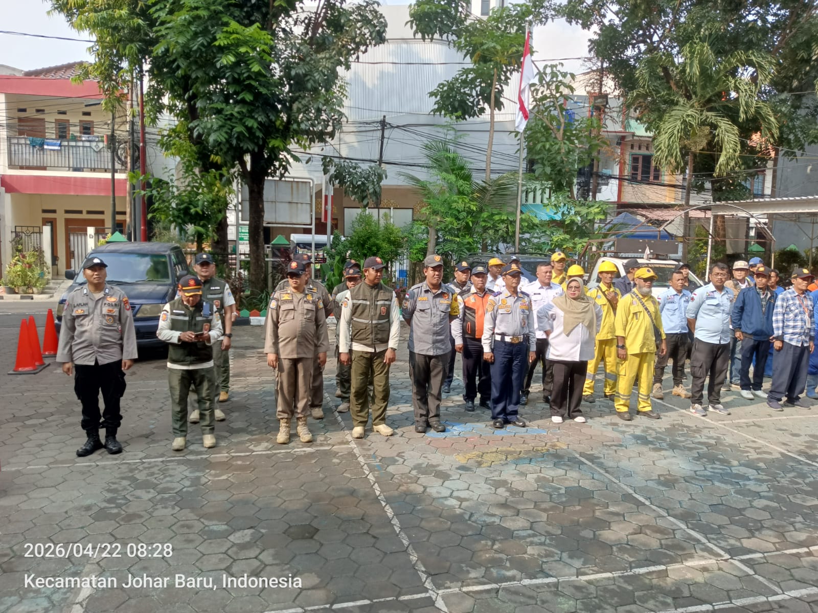 Rabu Tertib di Pasar Gembrong, Aparat Tertibkan PKL Demi Antisipasi Banjir