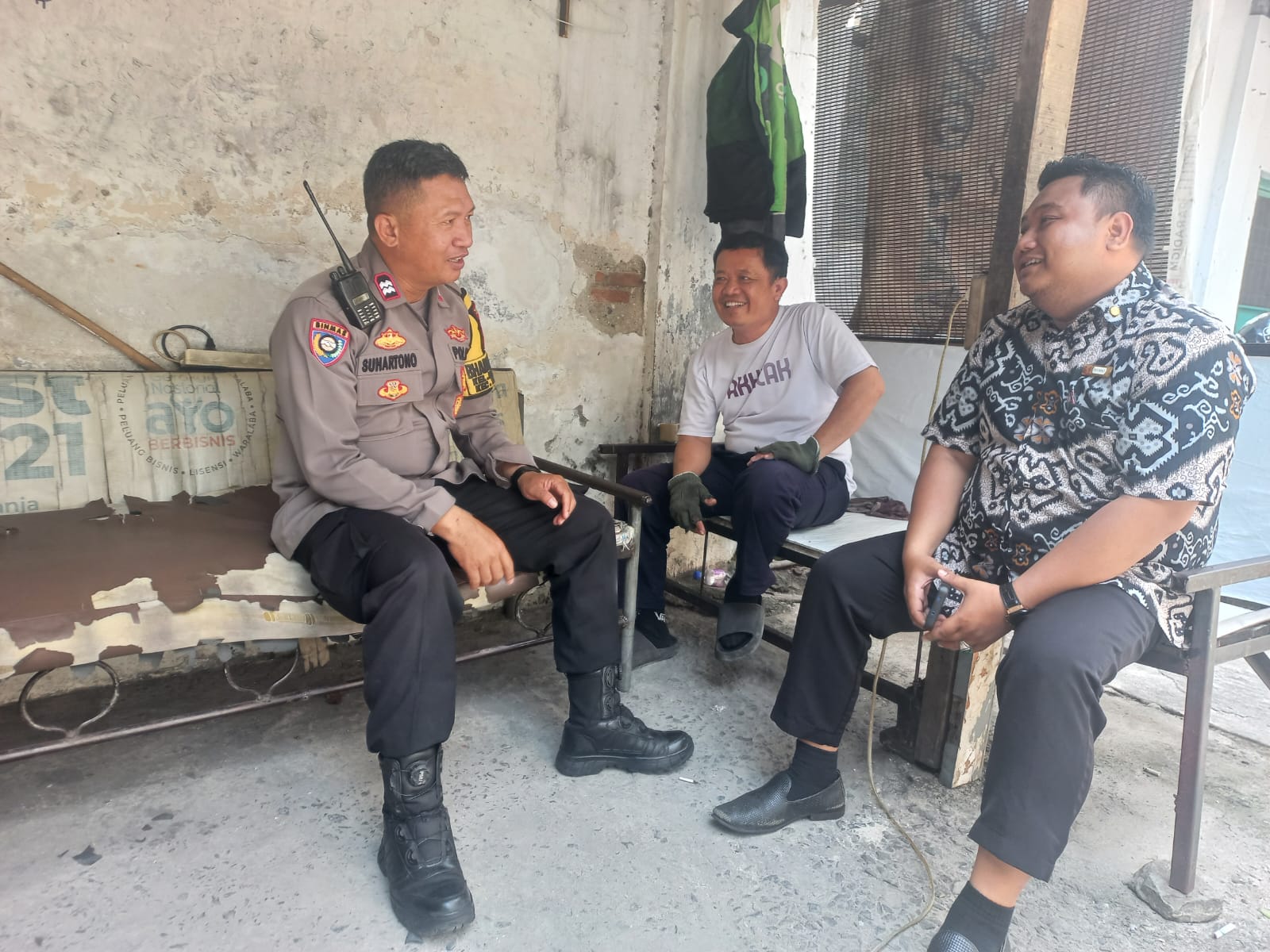 Sambang Warga RW 02, Bhabinkamtibmas Kebon Kacang Sampaikan Imbauan Kamtibmas kepada Masyarakat