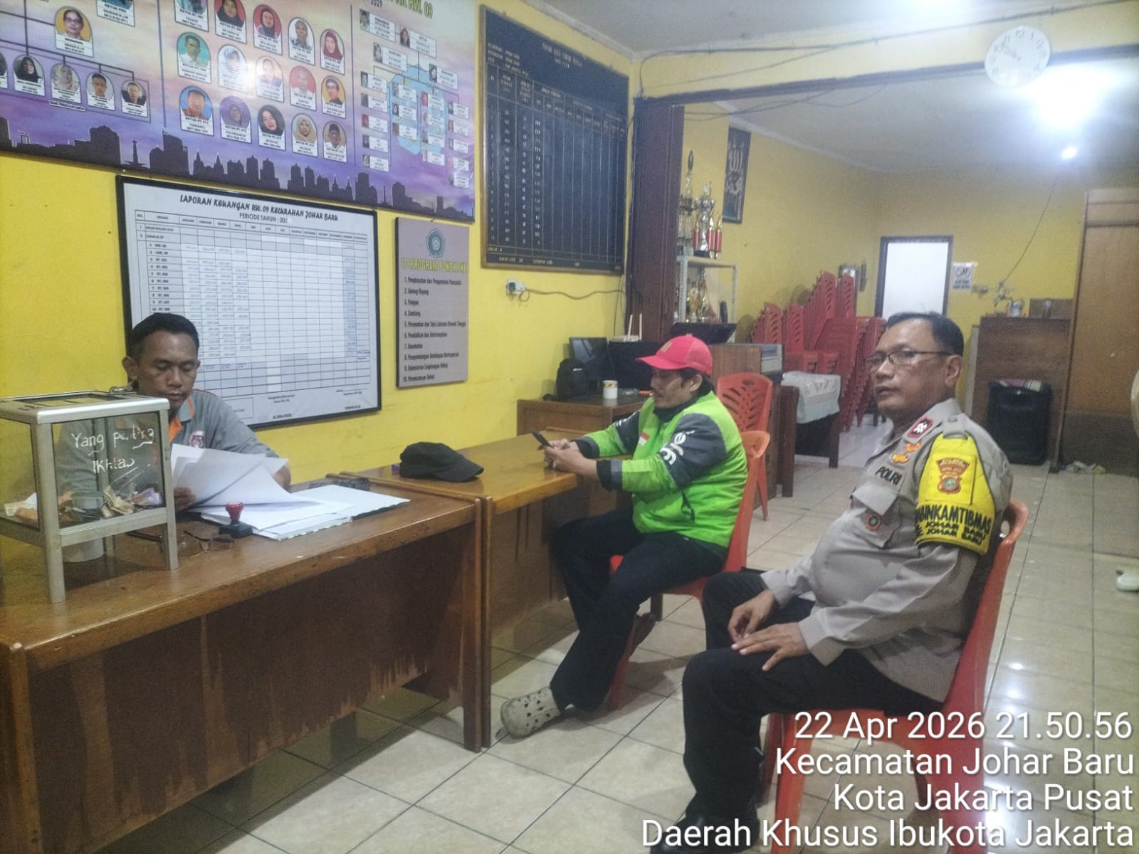 Jaga Lingkungan Aman, Polisi Sambangi Poskamling dan Tekankan Wajib Lapor Tamu di Johar Baru