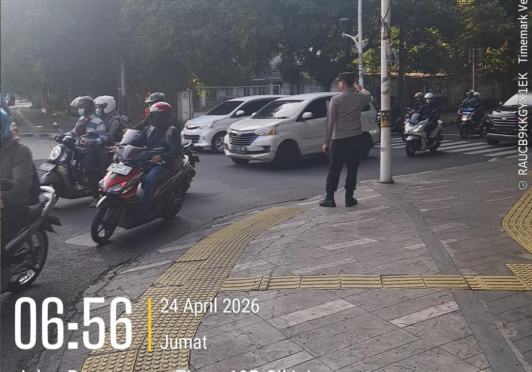 Sigap Atur Lalin Pagi, Kapolsubsektor Pegangsaan Hadir Cegah Kemacetan di Menteng
