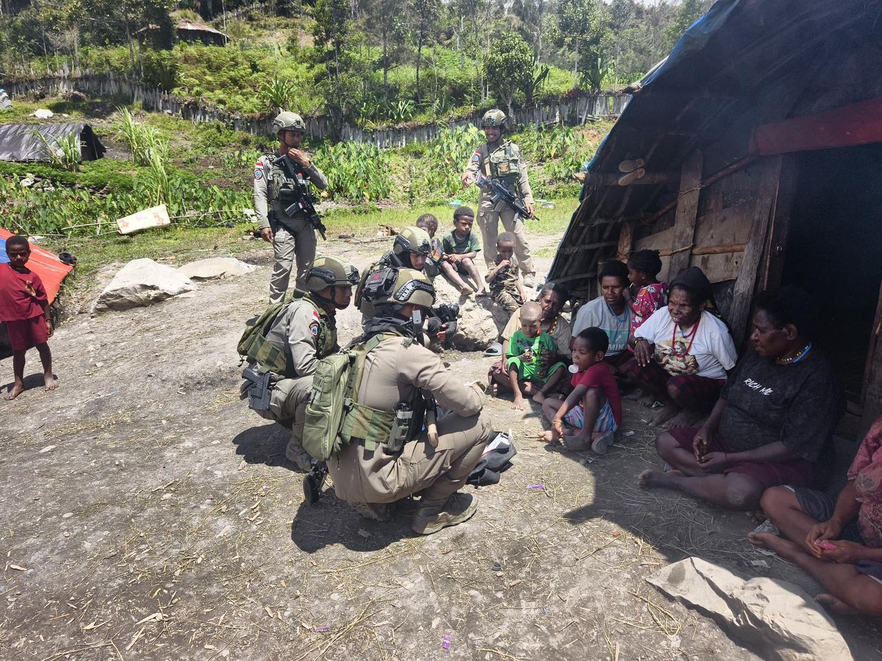 Satgas Damai Cartenz Laksanakan Patroli dan Layanan Kesehatan di Pengungsian Gigobak Sinak, Wujud Nyata Kepedulian kepada Warga