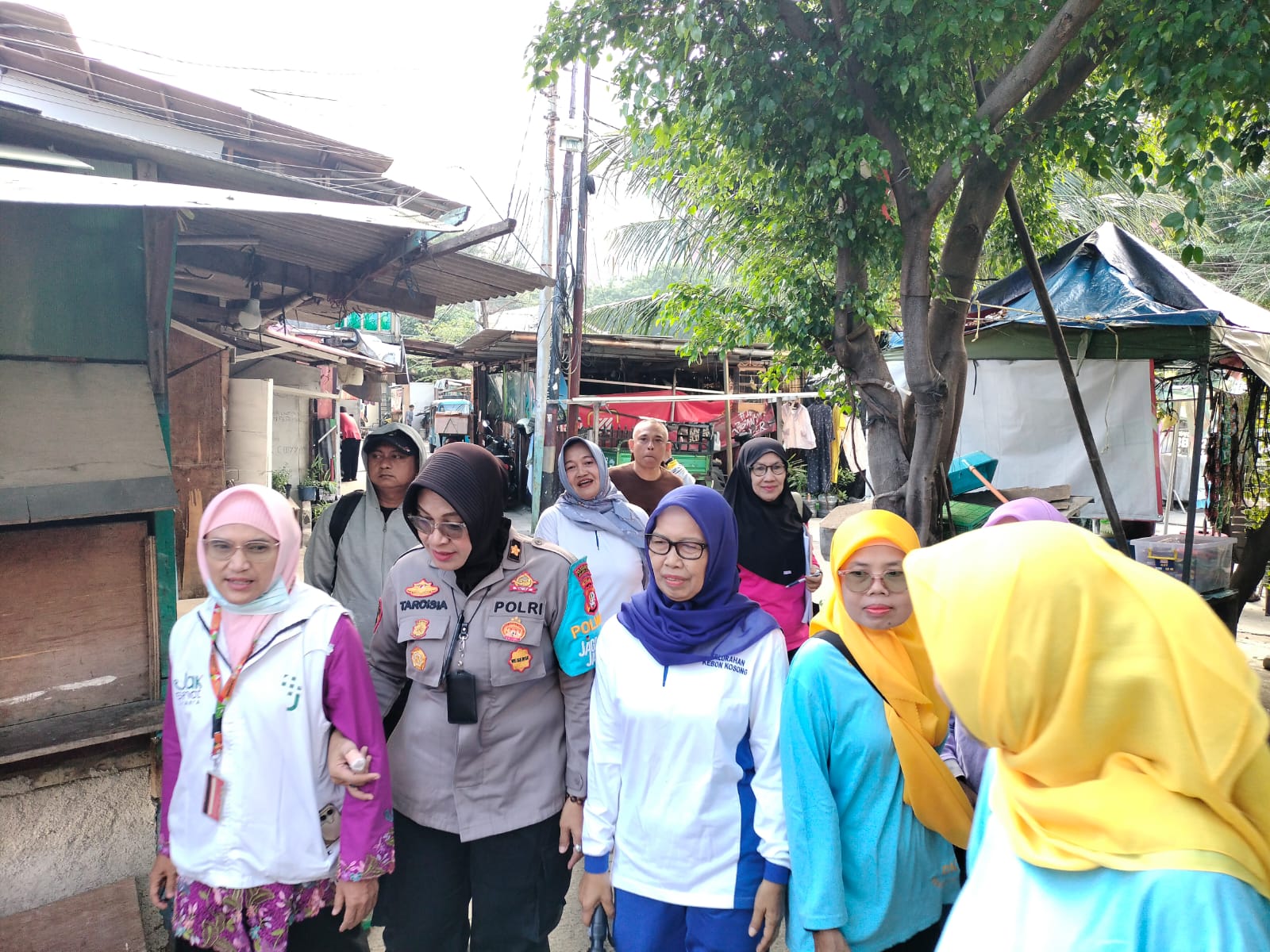 Polwan Jaga Jakarta Cek Jentik di Kebon Kosong, Kapolres: Emak-emak Garda Terdepan Kamtibmas