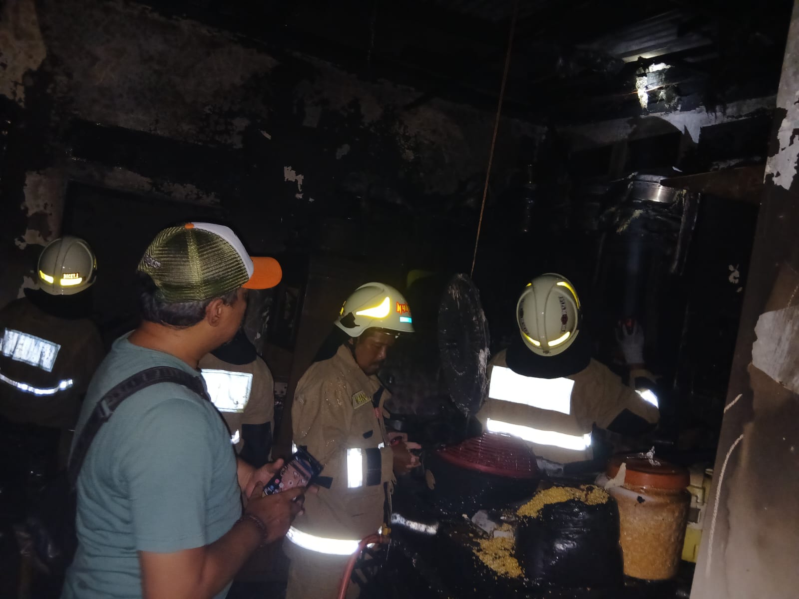 Respon Cepat Polisi Tangani Kebakaran di Johar Baru, Dua Rumah Terdampak