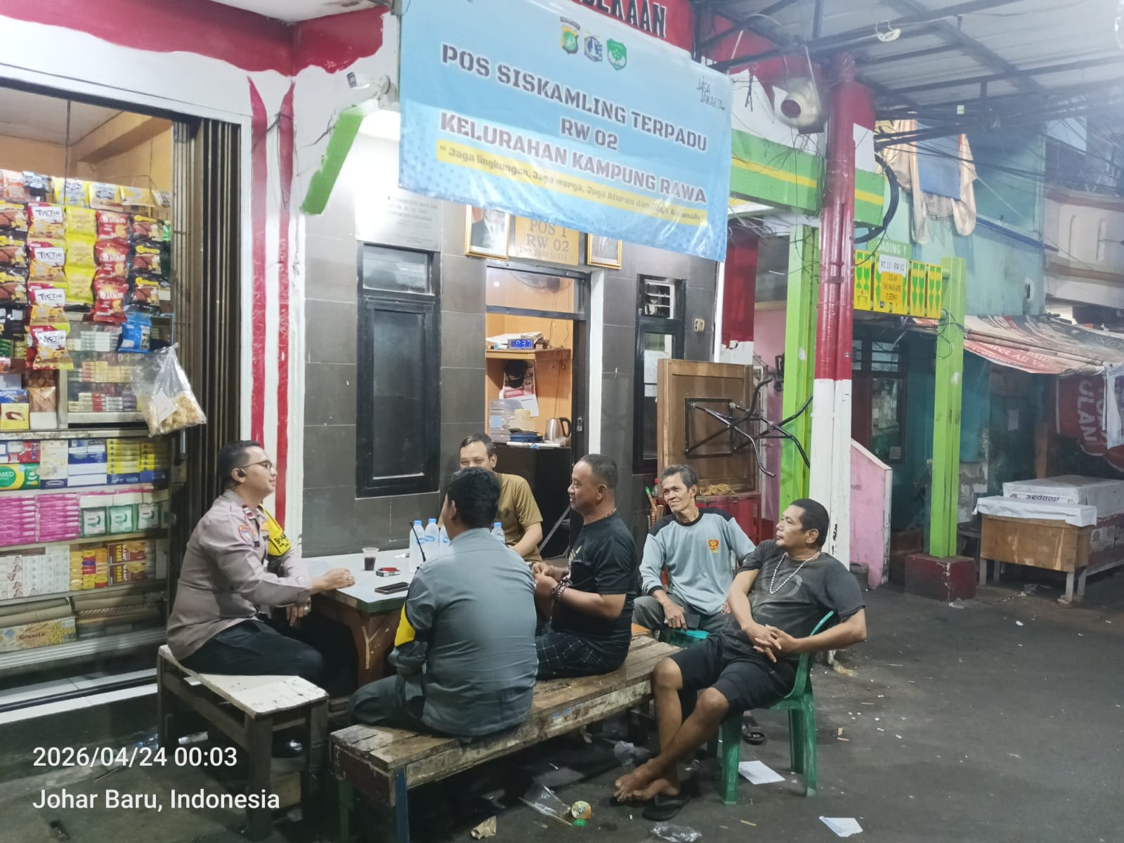 Sambangi Poskamling Tengah Malam, Polisi dan Warga Kampung Rawa Perkuat Benteng Keamanan Lingkungan