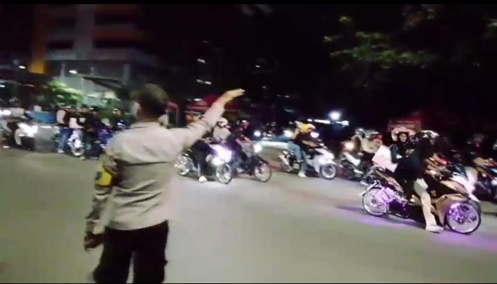 Respons Cepat Laporan 110, Polsek Kemayoran Bubarkan Kerumunan Ratusan Motor Secara Humanis