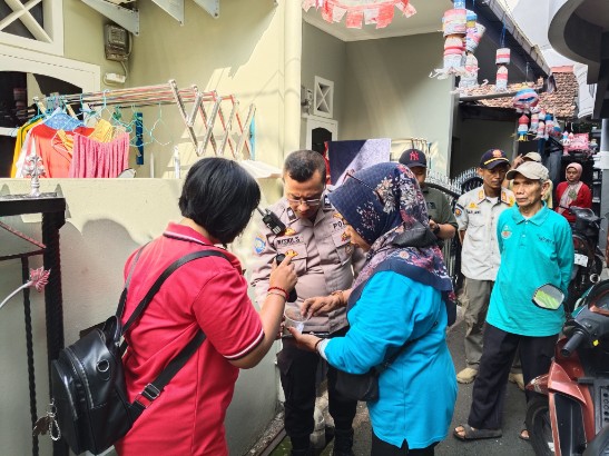 Gerebek PSN di Cempaka Putih Timur, Polisi dan Warga Bersinergi Cegah DBD