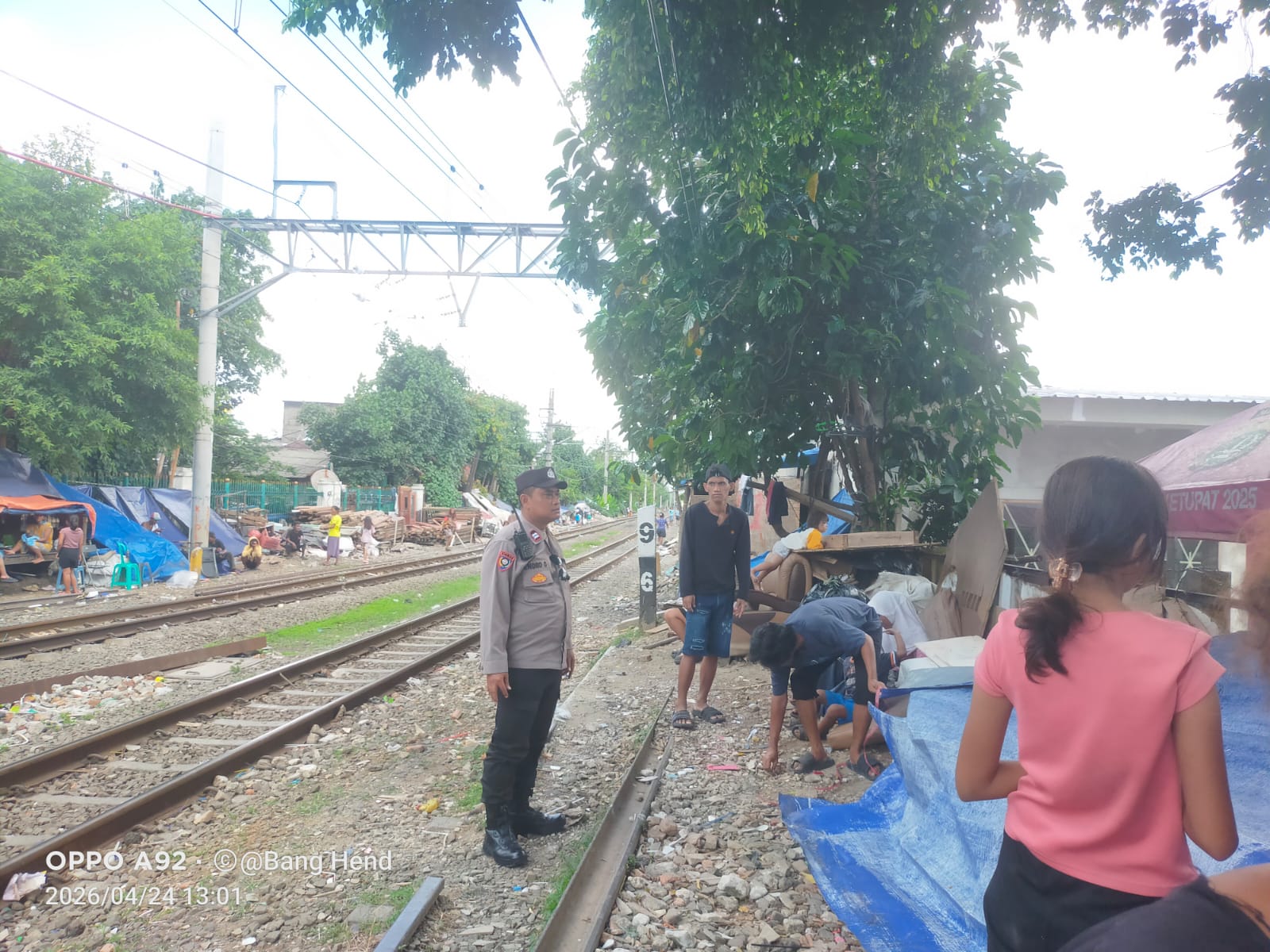 Bhabinkamtibmas Sambangi Warga Pinggir Rel di Kramat, Ingatkan Soal Kamtibmas