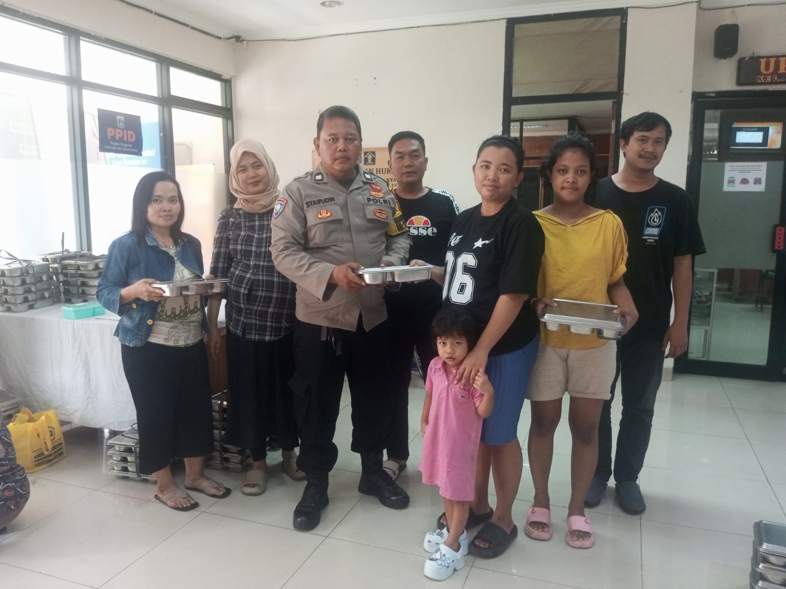 Bhabinkamtibmas Monitoring Pembagian Makanan Bergizi Gratis di Karang Anyar