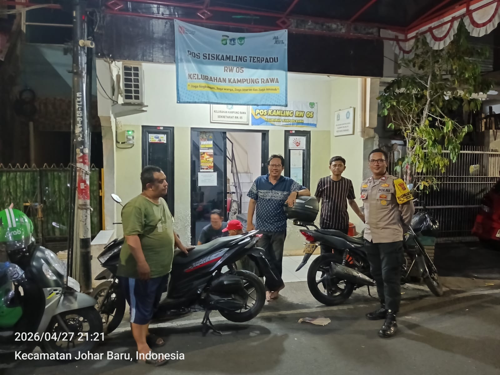 Tingkatkan Keamanan Wilayah, Polisi dan Warga Perkuat Sistem Siskamling