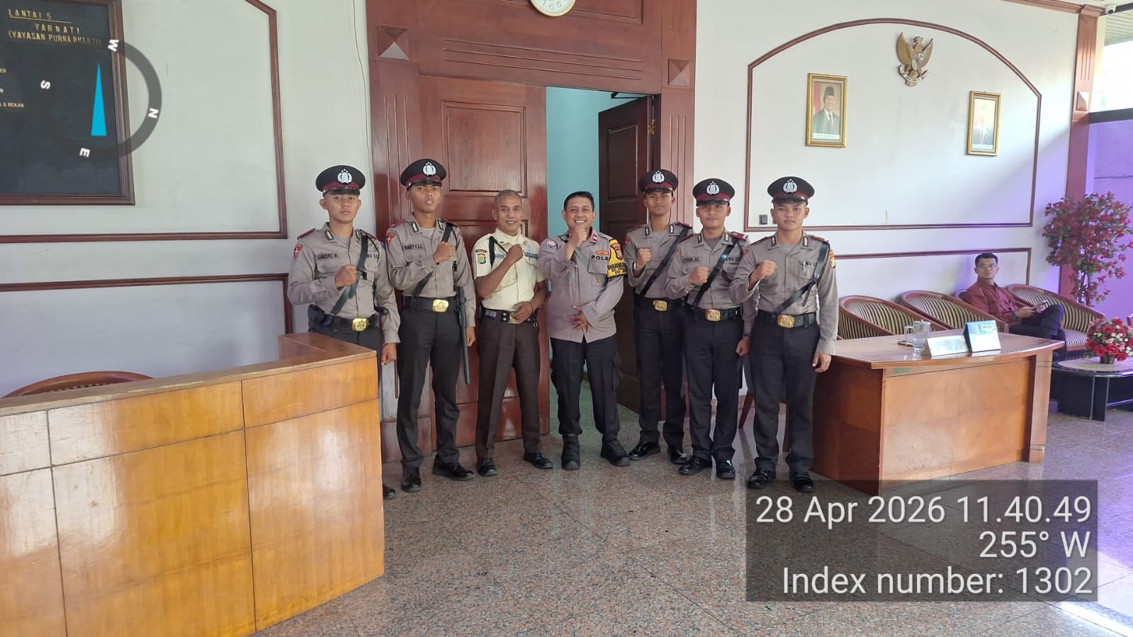Sinergi Bhabinkamtibmas dan Siswa Lajta Diktukba Polri Sambangi Gedung Yarnati, Perkuat Keamanan Lingkungan
