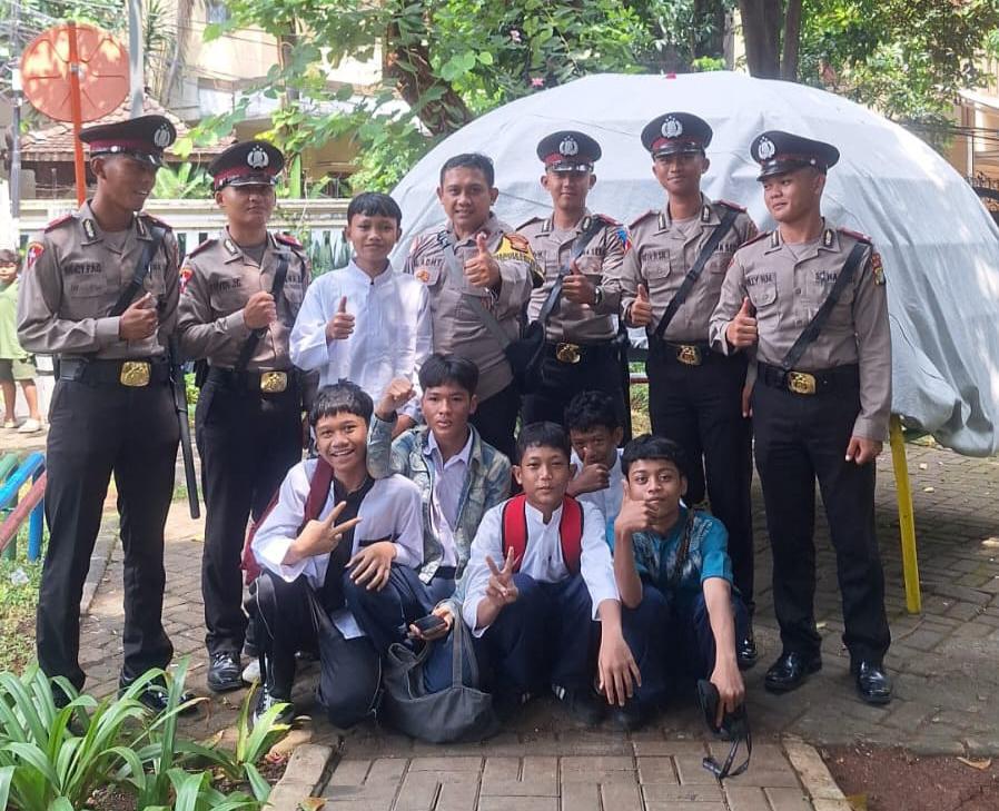 Patroli Bhabinkamtibmas dan Siswa Polri Cegah Tawuran di Pegangsaan