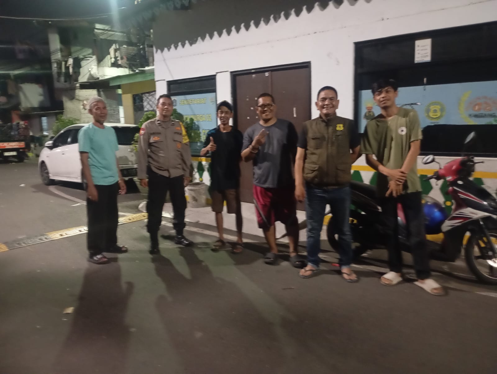 Bhabinkamtibmas Sambangi Pos Kamling Kwitang, Ajak Warga Cegah Tawuran