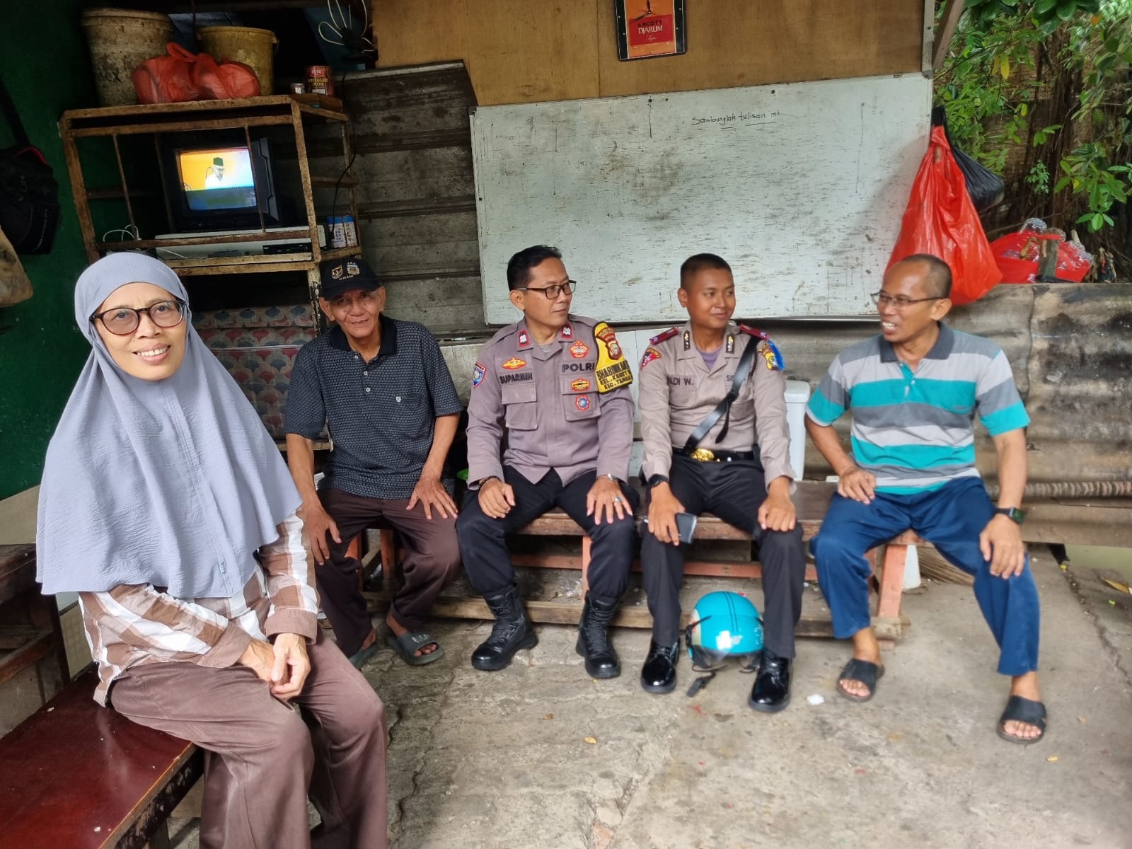 Bhabinkamtibmas Karet Tengsin Sambangi Pos Keamanan RT 13/03, Perkuat Koordinasi dan Harkamtibmas Bersama Warga