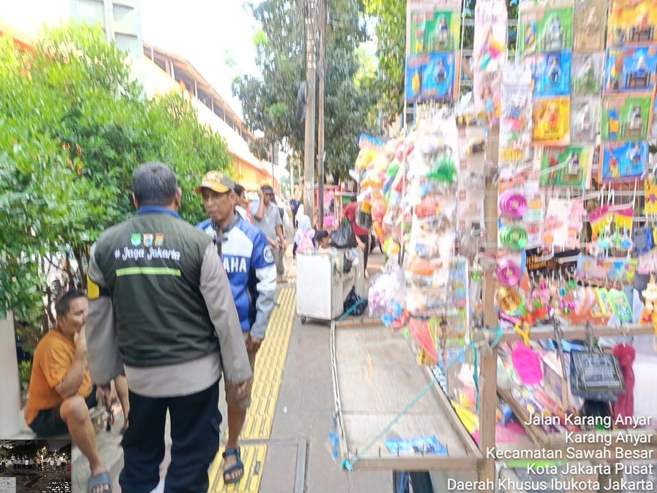 Pendampingan Bhabinkamtibmas Dalam Giat Tertibkan PKL di Karang Anyar, Wujudkan Trotoar Ramah Pejalan Kaki