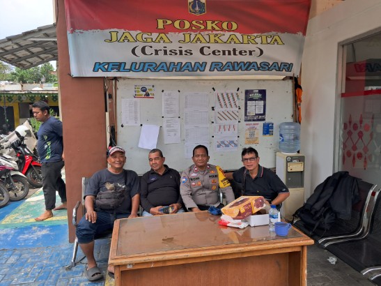 Sentuhan Humanis Polisi di Rawasari, Sambang Posko Jaga Perkuat Rasa Aman Warga