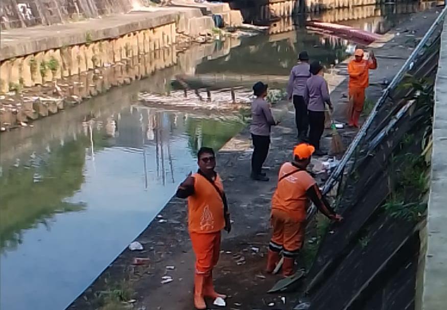 Bhabinkamtibmas Kenari Turut Serta Kerja Bakti Rumah Ibadah, Wujudkan Lingkungan Bersih dan Harmonis