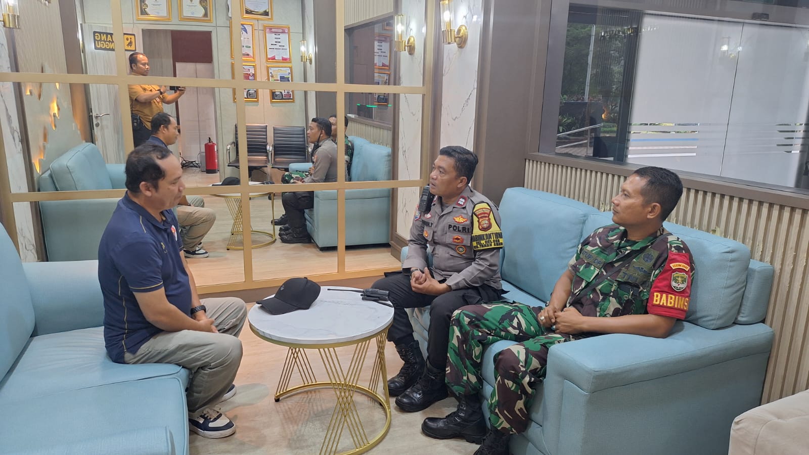 Bhabinkamtibmas dan Babinsa Kelurahan Gelora Laksanakan Koordinasi Dengan Pihak Kemenpora RI Terkait Persiapan Pengamanan May Day 2026